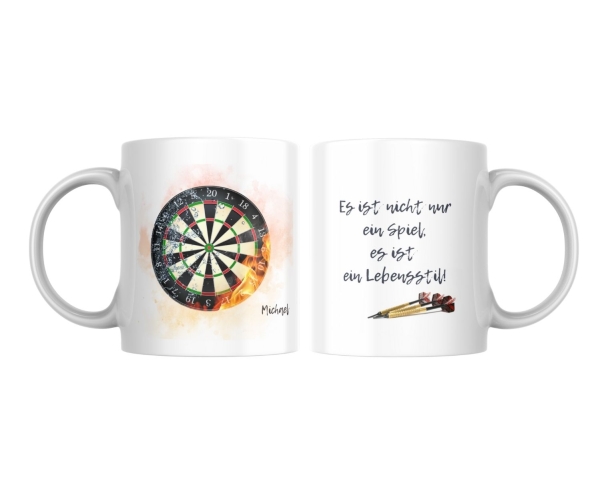 Zwei weiße Keramiktassen mit Dart-Motiv. Die erste Tasse zeigt eine realistische Dartscheibe mit Flammen-Effekt und einem individuellen Namen. Die zweite Tasse trägt den Spruch „Es ist nicht nur ein Spiel, es ist ein Lebensstil!“ zusammen mit zwei Dartpfe